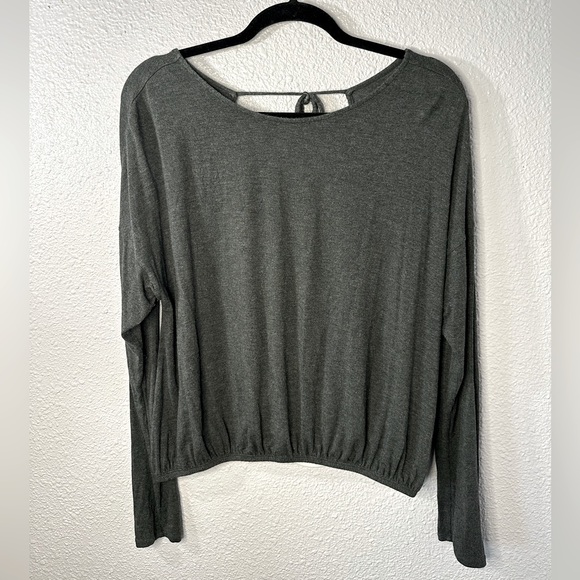 Cute Open Back Top - Picture 3 of 4